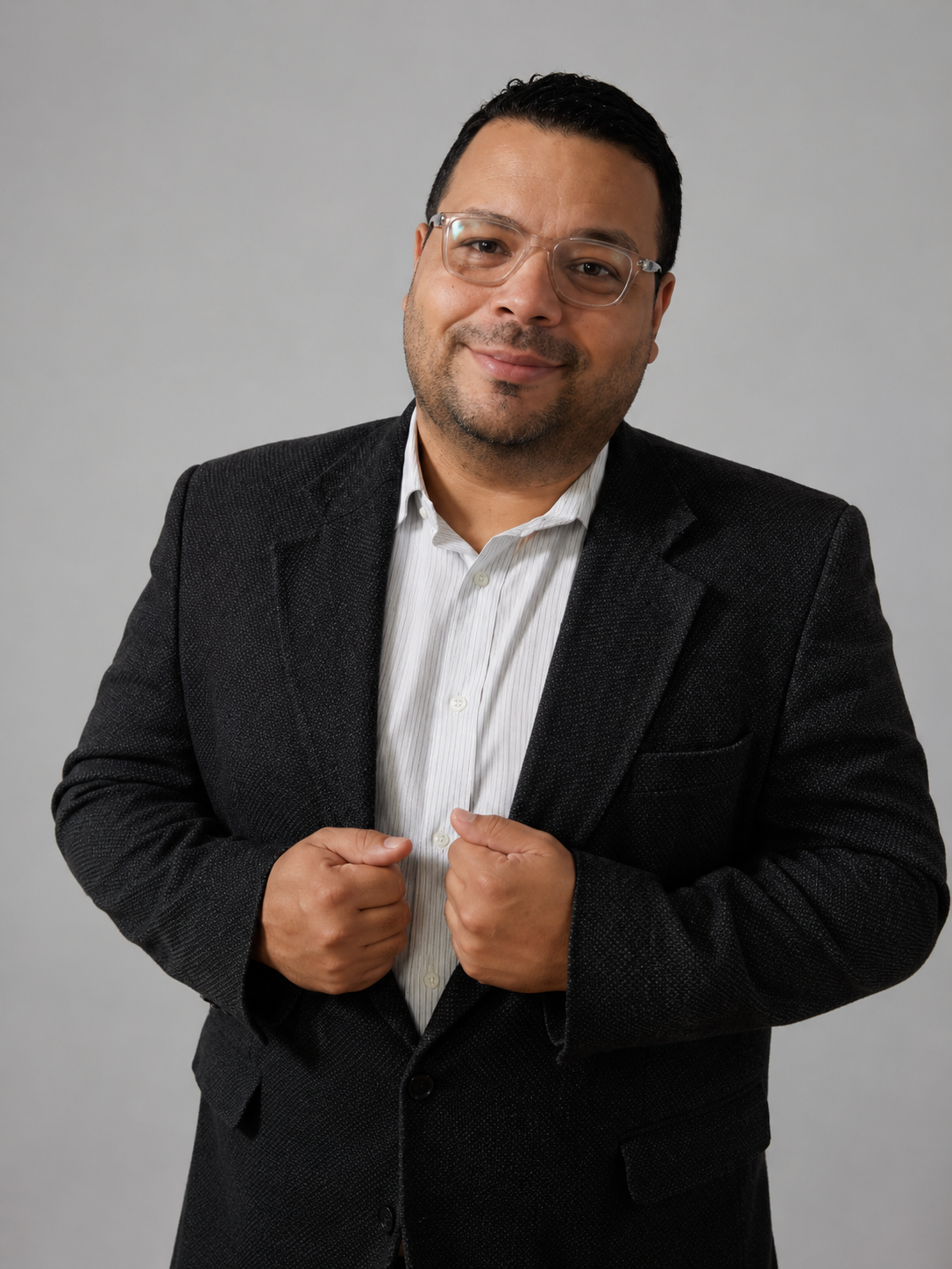 Abogado Rubén Rengel en su despacho, especialista en derecho civil y corporativo en Venezuela